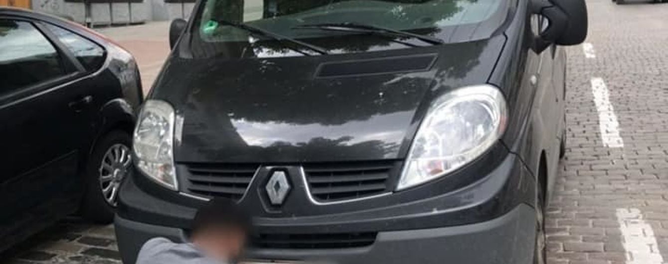 У Києві знайшли і покарали чоловіка, який проїхав на мікроавтобусі пішохідним мостом