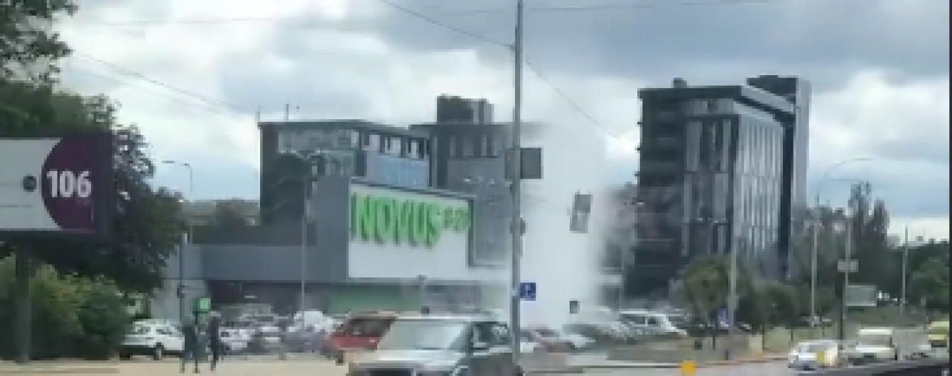 В центре Киева на парковке возле супермаркета забил гейзер