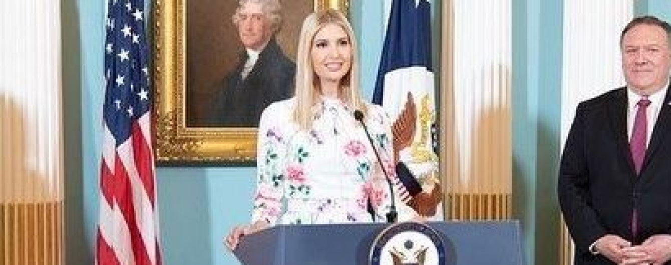 В платье с цветочным принтом: Иванка Трамп в нежном образе выступила на официальном мероприятии