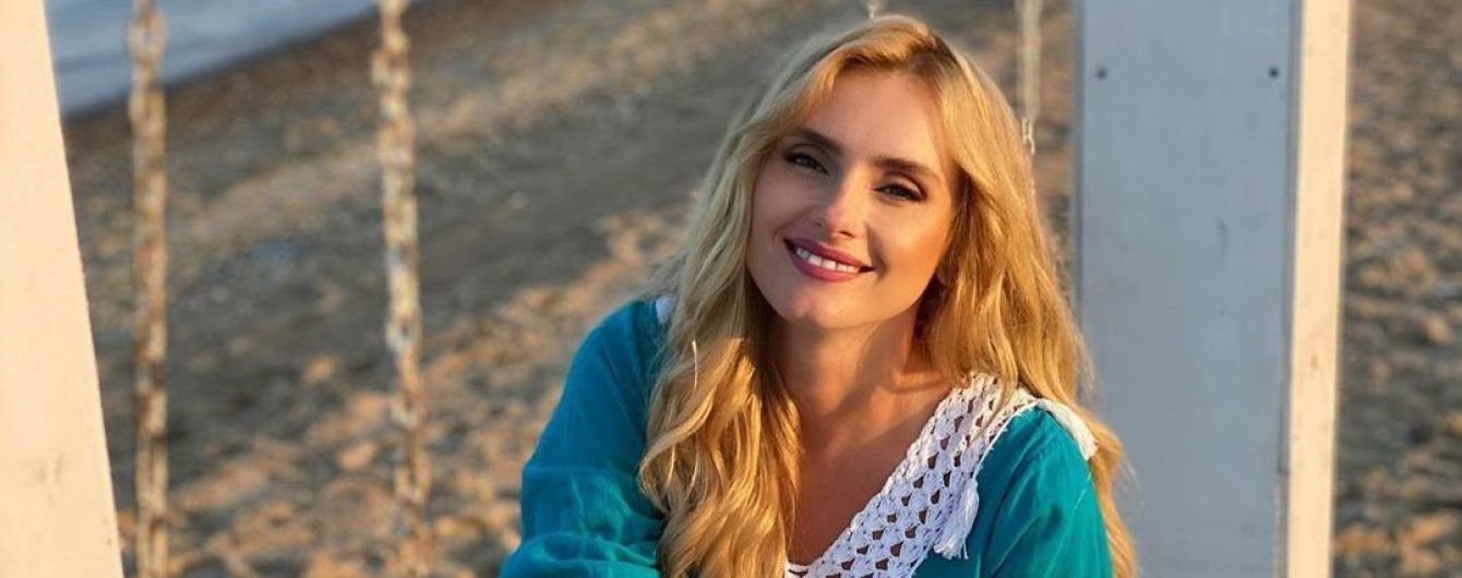 Игривая Ирина Федишин устроила стриптиз прямо на пляже