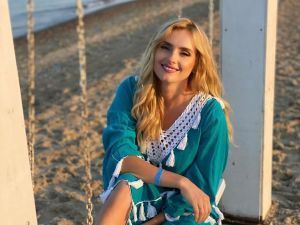 Игривая Ирина Федишин устроила стриптиз прямо на пляже