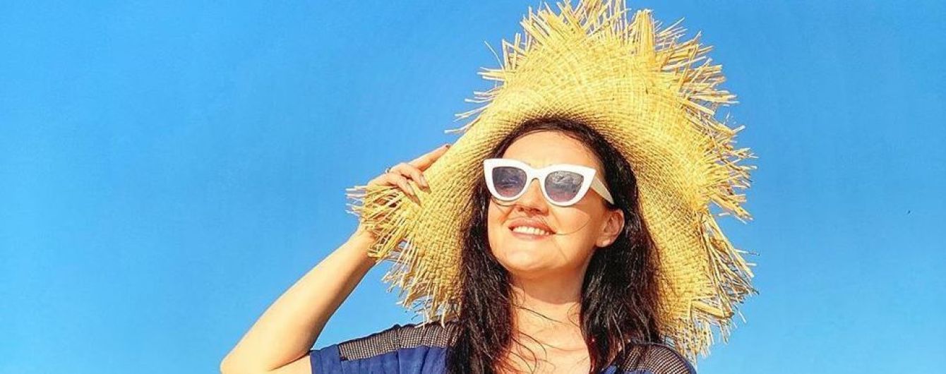 Подорожує Україною: Соломія Вітвіцька у мокрій сукні влаштувала собі фотосесію