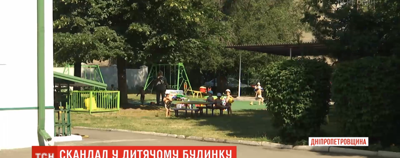 В Каменском работница детдома держала за ноги полуторагодовалую девочку и с силой ее трясла