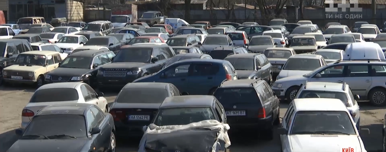 "Місце для любителів штрафів": де у Києві з'явилися яскраві розмітки для паркування
