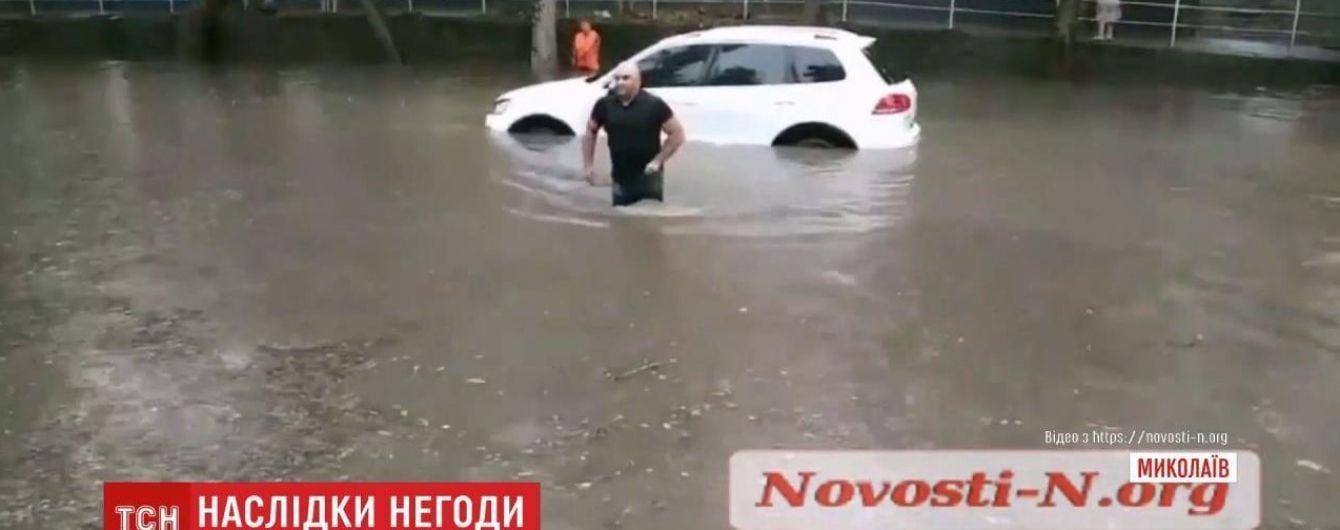 Злива у Миколаєві: транспорт плавав у воді