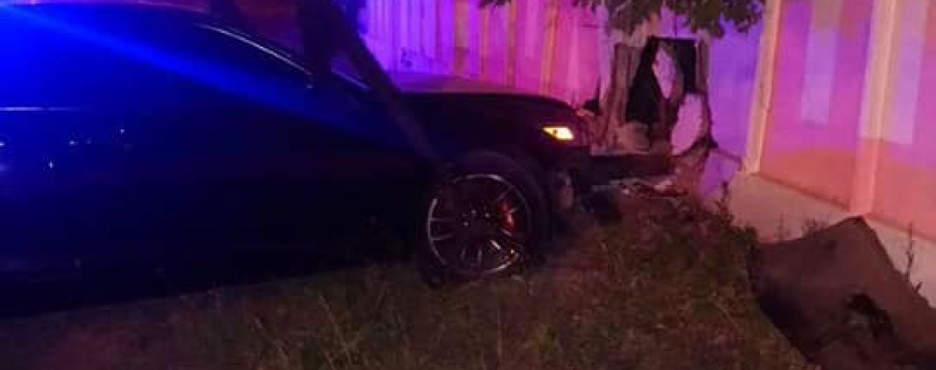 У Києві п’яна водійка в'їхала на Honda у бетонний паркан