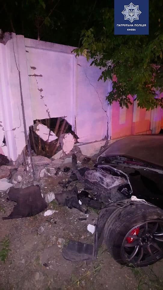 Водійка у стані сп'яніння влетіла у бетонний паркан