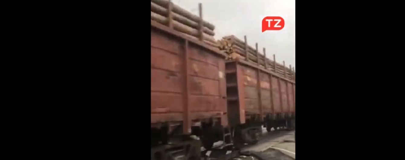 Детсяки вагонов с лесом: в Сети обсуждают загруженные поезда с древесиной на Буковине
