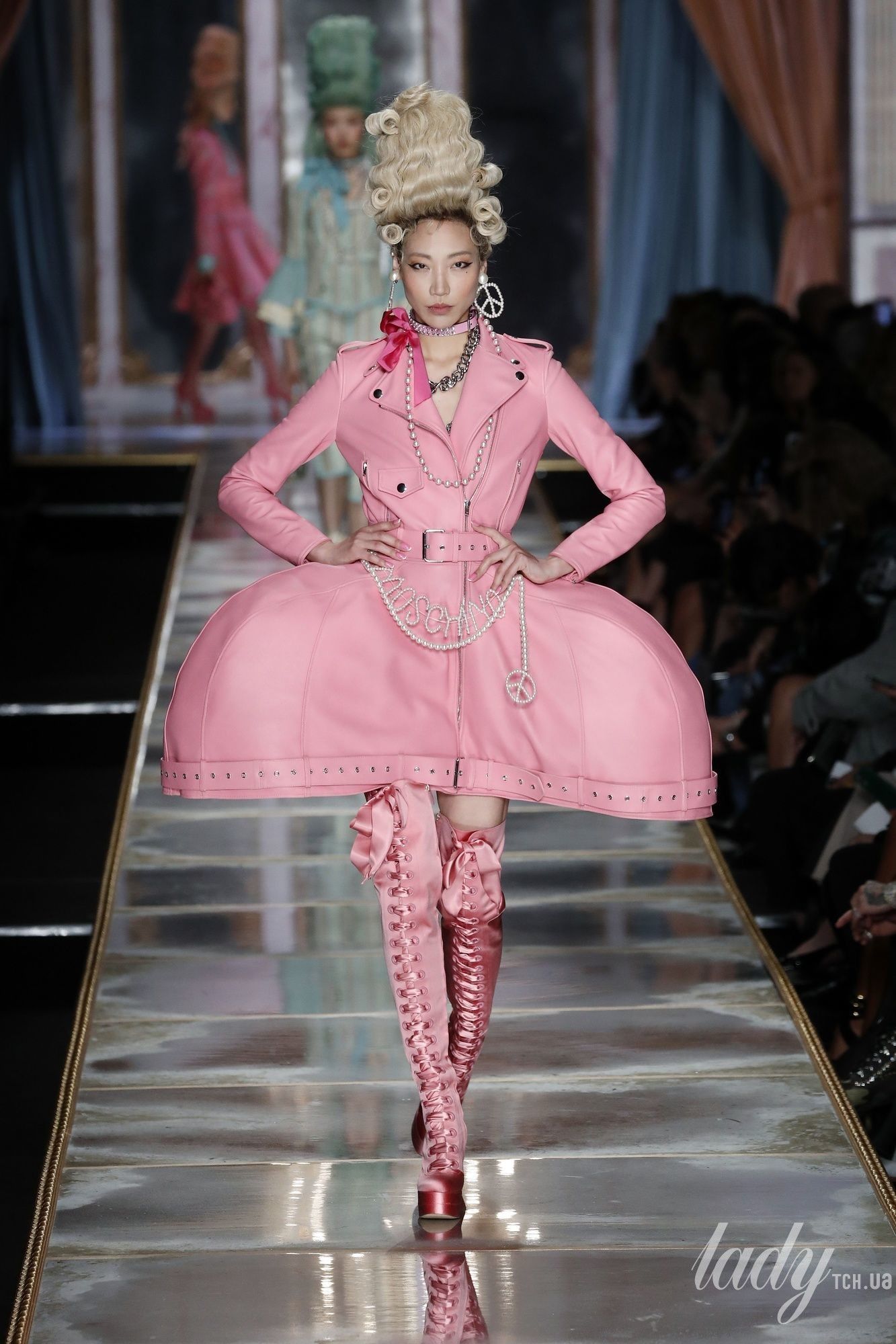 Коллекция Moschino прет-а-порте сезона осень-зима 2020-2021_26