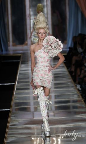 В стиле эпохи Рококо: коллекция Moschino сезона осень-зима 2020-2021
