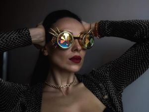 DJ NANA на каблуках сделала шпагат в узком лифте