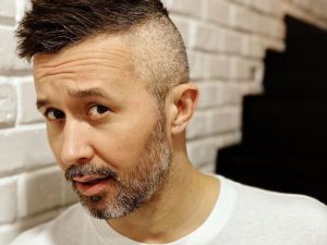 Сергей Бабкин в розовой пачке и колготах ошеломил стойкой на пуантах