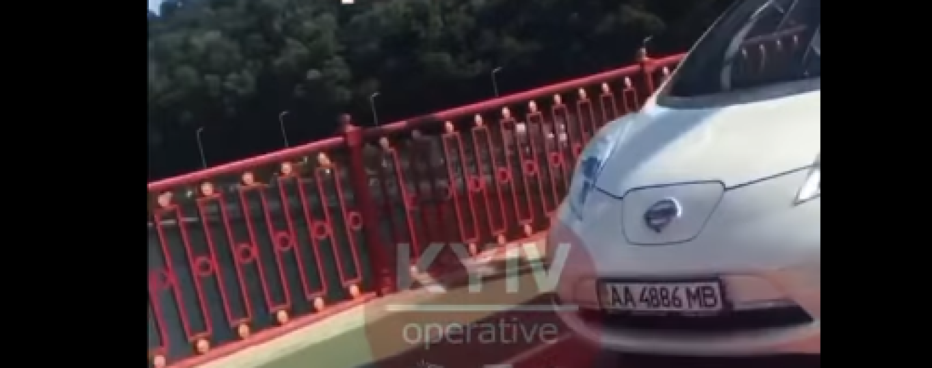 На пешеходный мост в Киеве снова выехал автомобиль