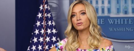 Какая яркая и красивая: пресс-секретарь Белого дома подчеркнула фигуру цветочным платьем