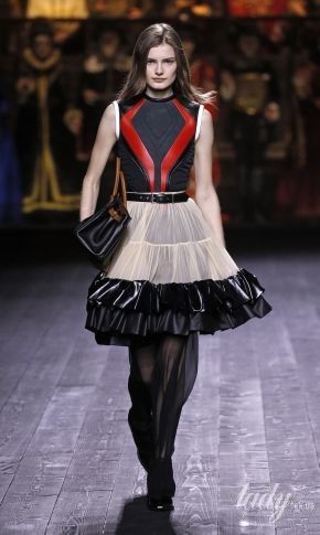 Коллекция Louis Vuitton сезона осень-зима 2020-2021: цветная геометрия и юбки принцесс