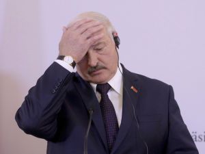 Білорусь прокинулася: як під Лукашенком вперше за чверть століття захиталося президентське крісло