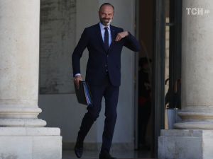 Премьер-министр Франции вместе со всем правительством идет в отставку
