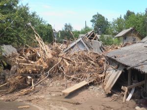Повінь на Прикарпатті: мешканці найбільш постраждалих районів скаржаться на недостатні компенсації