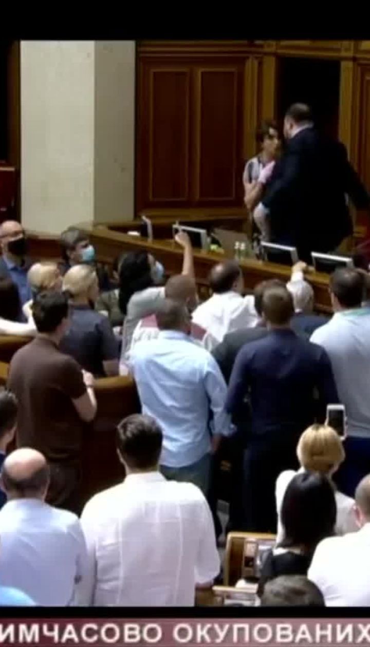В Раде устроили словесную перепалку и блокировку во время отмены ВНО для поступающих с оккупированных территорий