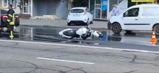 Відлетів на декілька десятків метрів: у Києві сталася смертельна ДТП за участю мотоцикліста