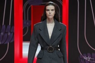 Коллекция Prada сезона осень-зима 2020-2021: юбки из полосок ткани, бахрома и цветные колготки