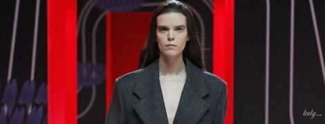 Коллекция Prada сезона осень-зима 2020-2021: юбки из полосок ткани, бахрома и цветные колготки