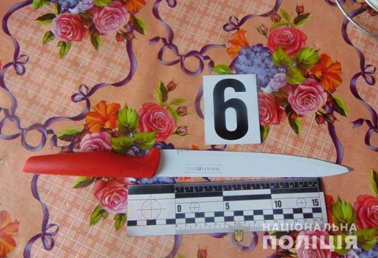 У Києві на Оболоні свекруха схопила кухонний ніж та вдарила невістку у груди