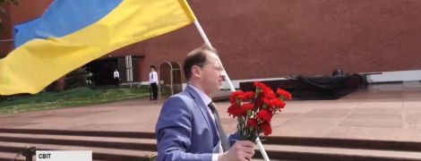 У Москві активіст з українським прапором влаштував акцію біля стін Кремля