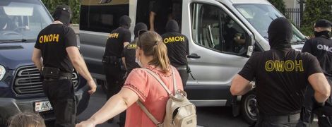 Плескали в долоні: у Білорусі жорстко розігнали учасників акції на підтримку політв'язнів