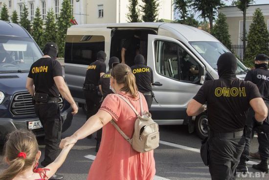 Плескали в долоні: у Білорусі жорстко розігнали учасників акції на підтримку політв'язнів