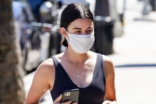 Носки под леопардовые шлепки: Люси Хейл показала странный лук