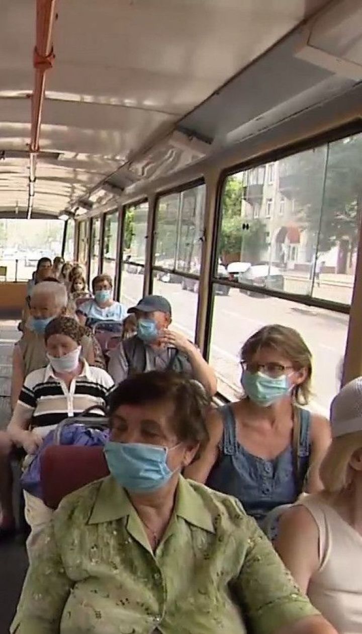 В Киеве водитель троллейбуса устроила драку из-за упрека о маске от пассажира