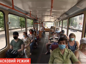 "Вали отсюда, пока я тебе не врезала": в Киеве водитель троллейбуса избила пассажира из-за упрека про маску