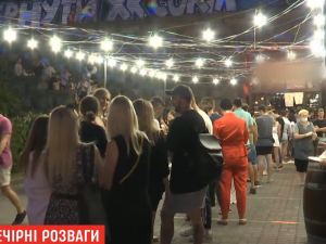 "Хочемо відпочивати і почуватися здоровими людьми": чи дотримуються кафе та ресторани правила працювати до 22:00