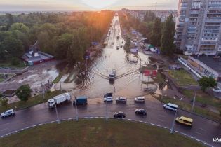 Черкасами пронеслася потужна злива: люди "бомбочкою" пірнали у затоплені вулиці