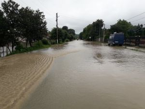 Прикарпаття знову затопило: паводок пошкодив дороги у двох районах