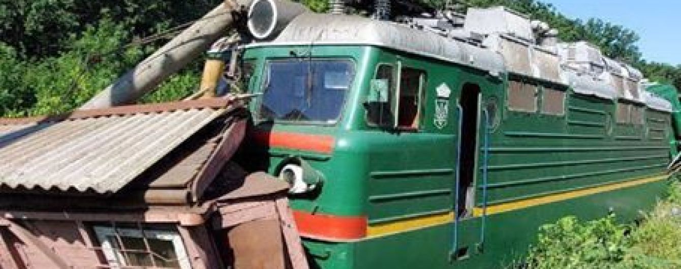 В Кировоградской области поезд сошел с рельсов и разрушил дом
