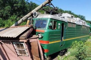 В Кировоградской области поезд сошел с рельсов и разрушил дом