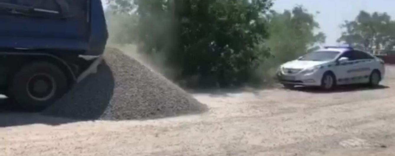 Хотел скрыть возможные нарушения во время взвешивания: водитель грузовика высыпал щебень на дороге