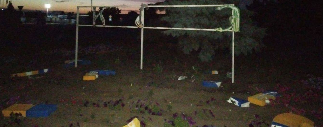 У Луганській області вандал розтрощив знак "Україна"