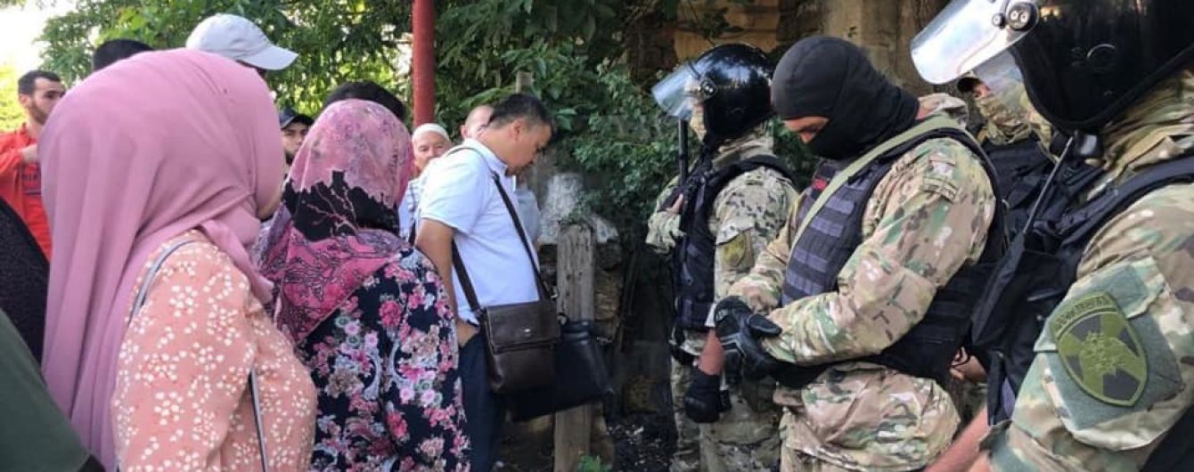 Обшуки у Криму: "суд" у Сімферополі обере запобіжні заходи затриманим татарам