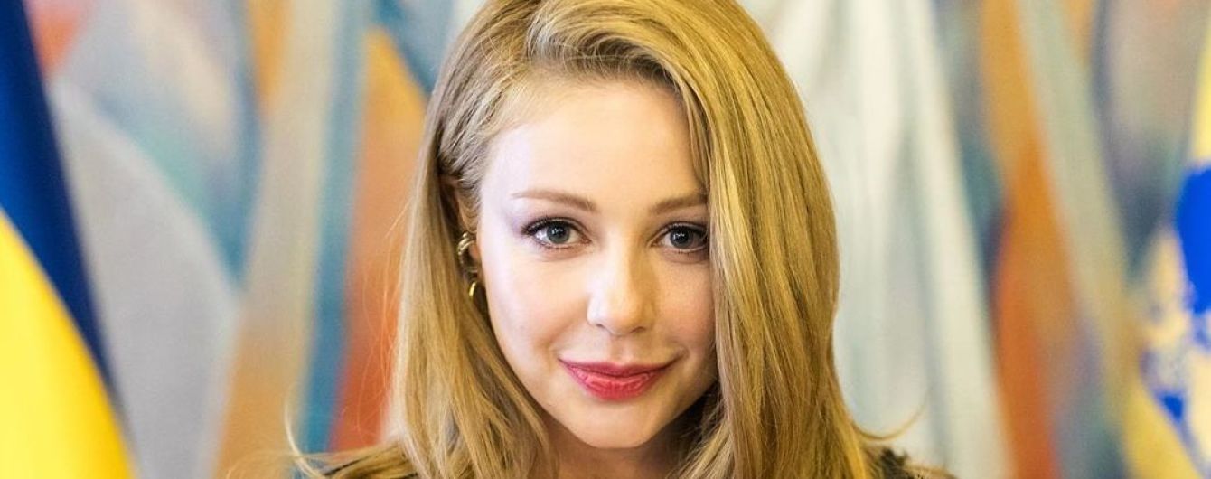 В сдержанном платье и на шпильках: Тина Кароль получила награду от президента Украины