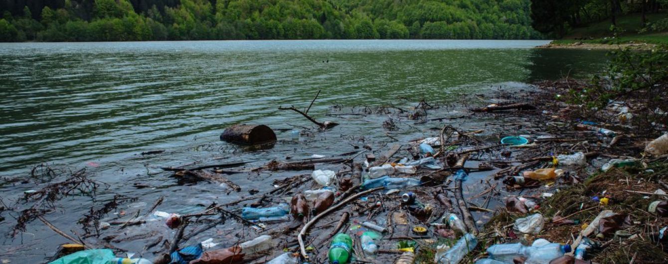 В Угорщині Зеленського закликали розібратися з купою закарпатського сміття на Тисі