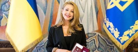 Тина Кароль в сдержанном черном наряде похвасталась наградой от Зеленского