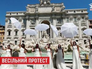 В Риме устроили протест невесты, которые не вышли замуж из-за пандемии