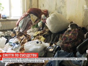 Пенсионерка превратила жилище в свалку: в Днепре коммунальщики очистили квартиру девятиэтажки от мусора