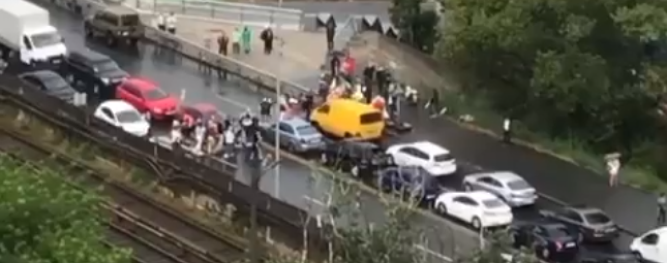 У Києві на мосту Метро люди перекрили дорогу, рух заблоковано