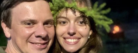 Дмитрий Комаров показал свою дачу и молодую жену в венке