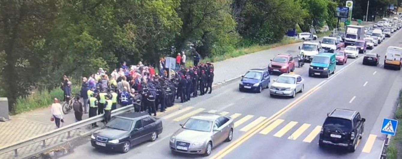 У Києві на міст Метро підігнали автобус правоохоронців для розгону мітингувальників