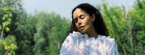 Природна Настя Каменських у сорочці на голе тіло позувала біля озера